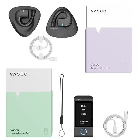 M4 E1 set Vasco Translator E1-sæt med to trådløse oversættelsesøretelefoner, opladerkabel, brugsanvisning, etui og emballage, udstillet ved siden af Vasco Translator M4-æsken med dens halsrem og kabel.