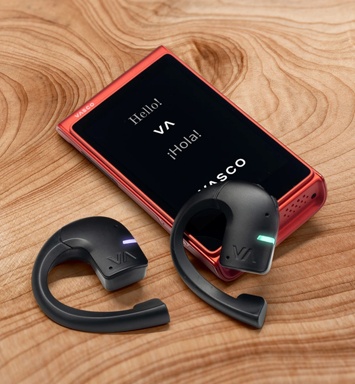 Mand, der klikker på indstillinger for oversættelseshovedtelefonerne i Vasco V4-enheden