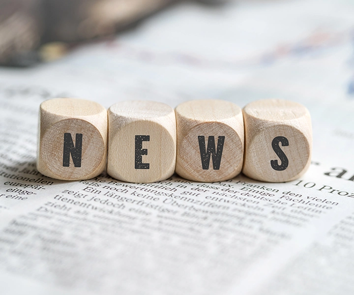 Kasser med ordet »NEWS« liggende på en avis.